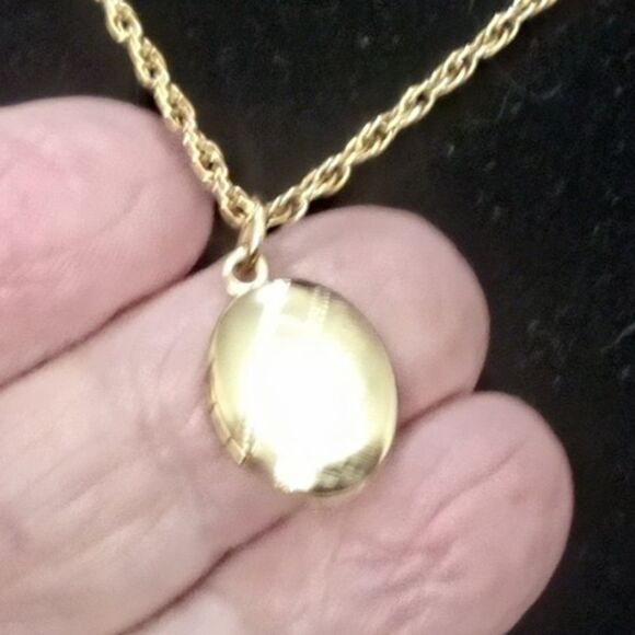 Vintage Delicate Engraved Gold Tone Tiny Locket Necklace - Picture 6 of 7